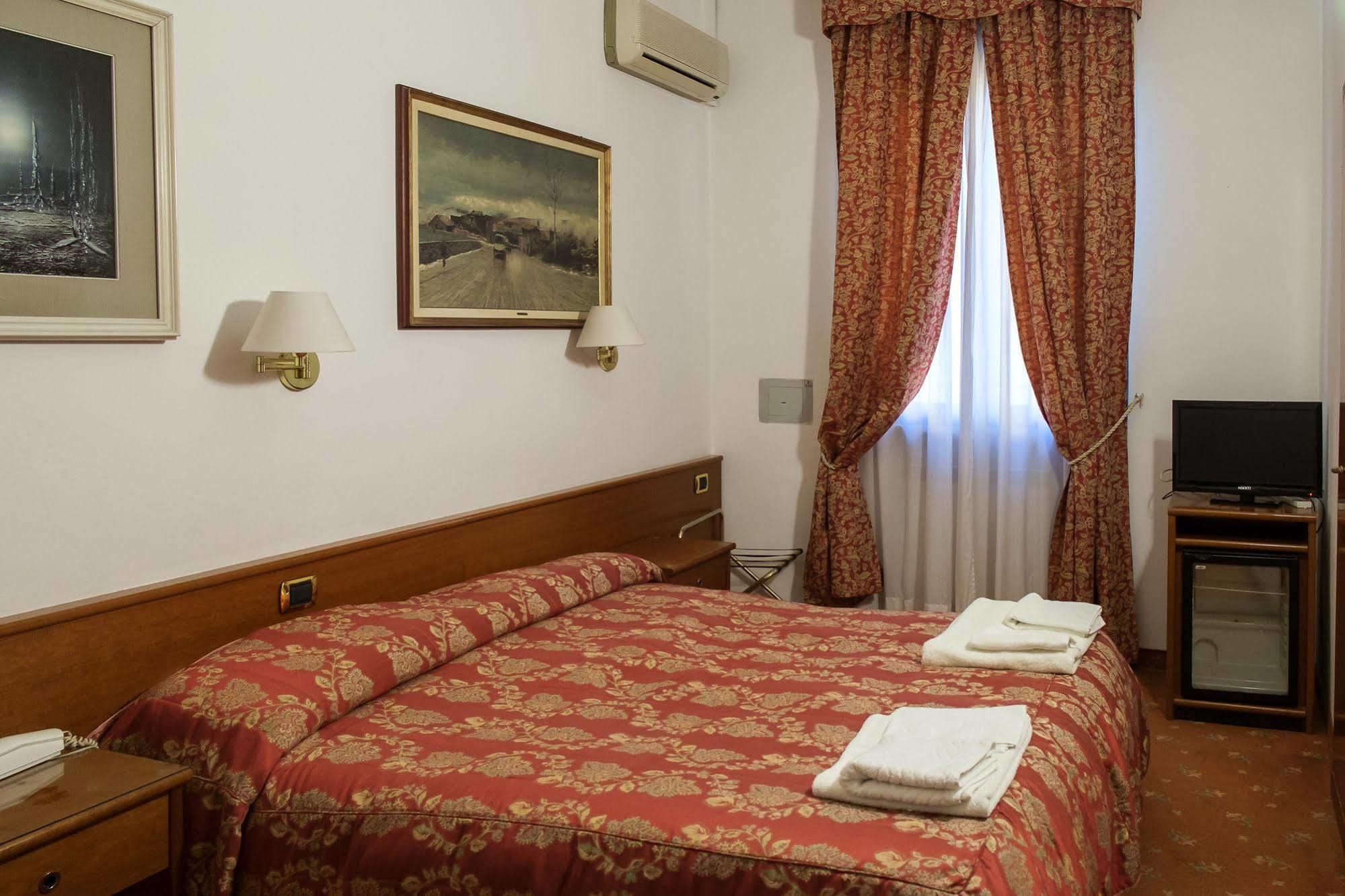 Vip Hotel Piacenza Exterior foto